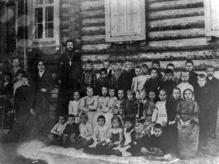 священник  Спасский с  детьми  - местная  школа