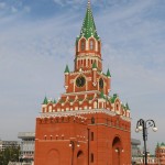 Благовещенская башня находится в центре города на площади.
