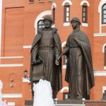 Фонтан-памятник православным святым покровителям семьи и брака Петру и Февронии.