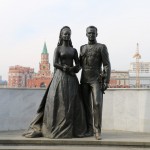Памятник Грейс Келли и князю Монако Ренье III установлен возле ЗАГСа на набережной «Брюгге».